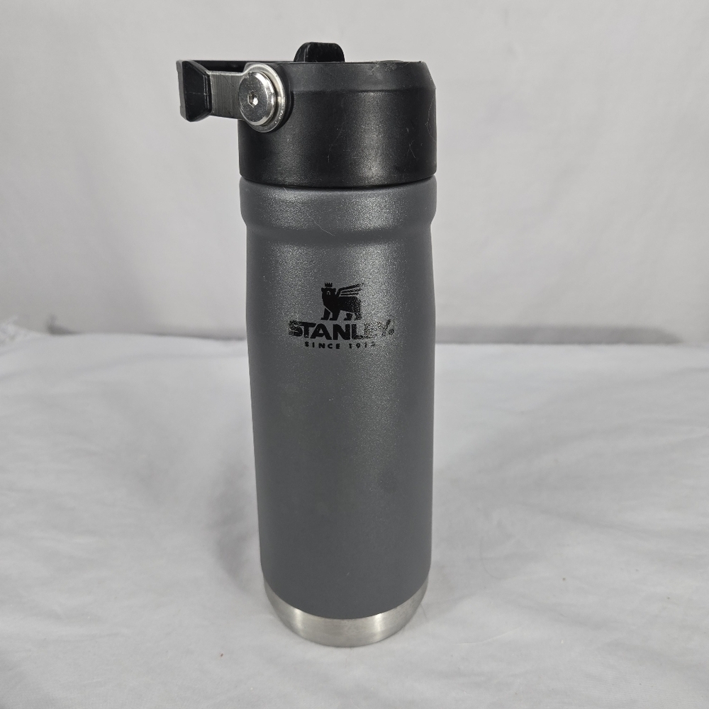 Stanley The Ice Flow Flip Straw Water Bottle 22oz Charcoal Gray Black Jug Handle